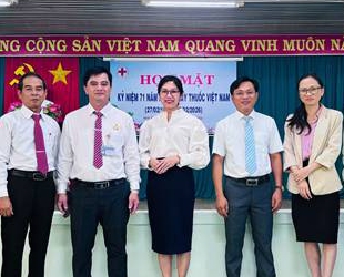 Những bó hoa nghĩa tình trong ngày 27/2 tại Trung tâm Y tế Khu vực Ninh Phước