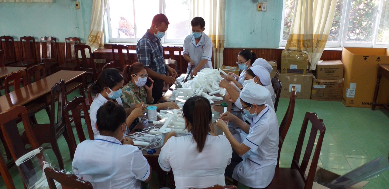 Chi đoàn thanh niênTrung Tâm Y tế Ninh Phước sáng tạo kính mũ bảo hộ 5.000 đồng để phòng Covid-19